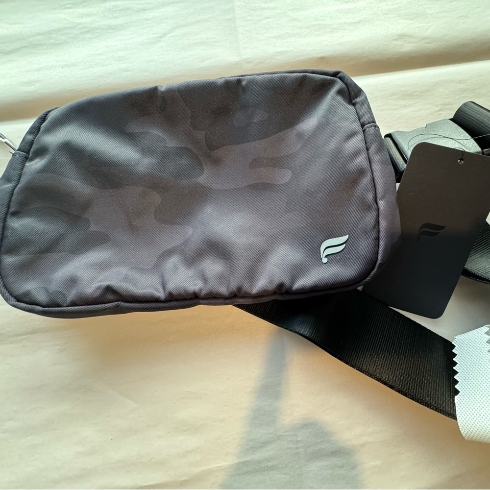 🔥NWT FABLETICS BIG BELT BAG🔥